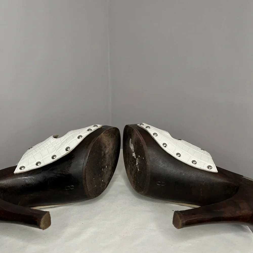 Vintage Versace White Leather Medusa Head Heels ✨🪩 - Picture 9 of 9